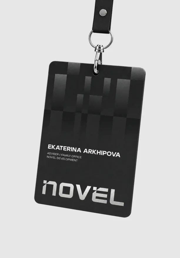 Бейдж сотрудника NOVEL на светло-сером фоне